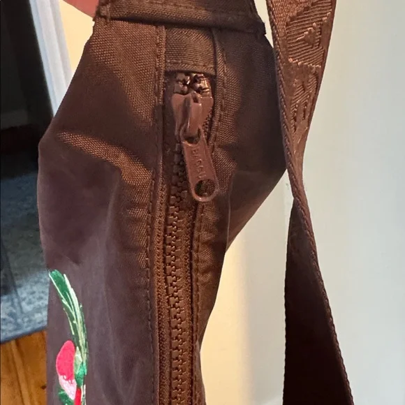 Baggu UO Exclusive Embroidered Strawberry Medium Crescent - Picture 5 of 10